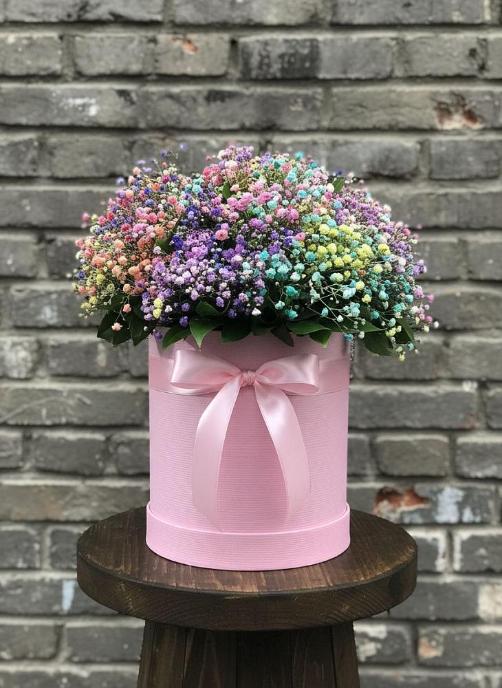 Цветочная композиция из Гипсофила и Розы в шляпной коробке в Родниковском