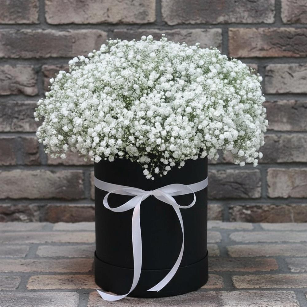 Цветочная композиция из Гипсофила в шляпной коробке в Родниковском