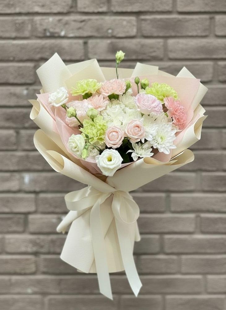 Букет цветов из: Гвоздики, Розы, Лизиантусы и Хризантемы в Родниковском