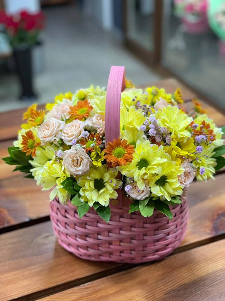 Цветочная композиция из Хризантемы и Розы в корзине в Родниковском