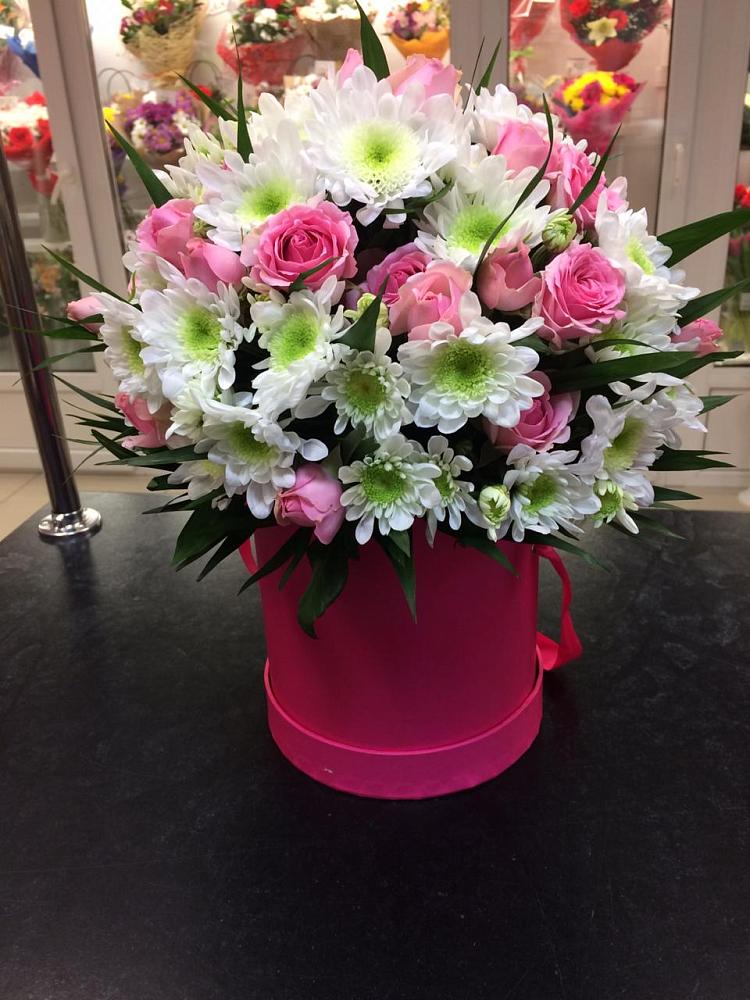 Цветочная композиция из Розы и Хризантемы в шляпной коробке в Родниковском