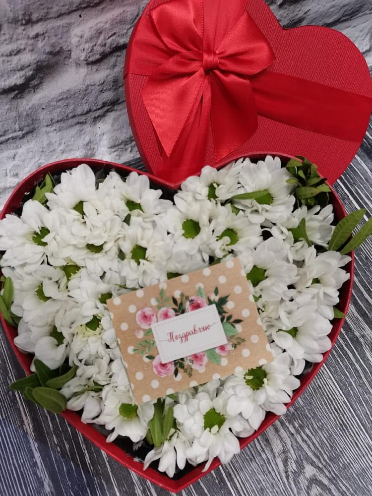 Цветочная композиция из Хризантемы в виде сердца в Родниковском